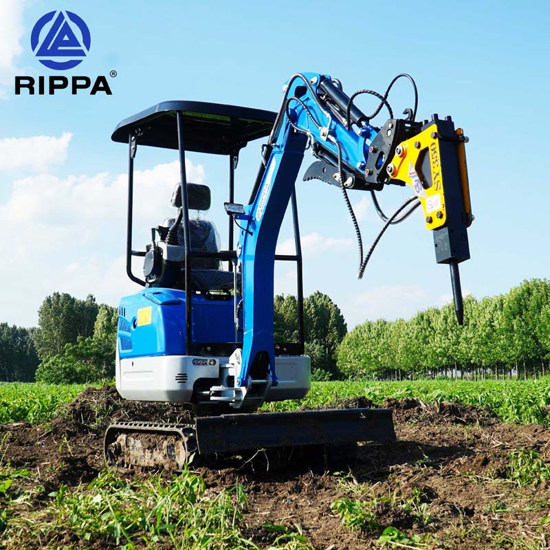 один. Отличные базовые характеристики: Двигатель Kubota: В нем используется дизельный двигатель Kubota D722, который обеспечивает мощность 10,2 кВт, сохраняя при этом низкий расход топлива, низкую вибрацию и низкий уровень шума, с учетом экологических показателей. Компактная конструкция: высокая производительность достигается за счет компактной конструкции, что обеспечивает гибкую работу в различных средах.   два. Эффективная гидравлическая система: Основной насос с большим расходом: максимальная скорость потока достигает 21,6 л/мин, что обеспечивает высокую эффективность и стабильность работы. Высокое давление срабатывания: максимальное давление срабатывания составляет 20 МПа, что обеспечивает высокую силу копания и рабочие характеристики. три. Гибкая работа: Пилотный режим: конструкция пилотного замка предотвращает случайный контакт и повышает безопасность эксплуатации. Он оснащен клапаном источника масла и аккумулятором для более быстрого срабатывания. Режим замены вспомогательного оборудования: вы можете легко заменить гидравлические быстроразъемные соединения, отбойные молотки, грейферы для дерева и другое вспомогательное оборудование, просто нажав кнопку, что удобно и быстро.   Четыре. Уникальный структурный дизайн: Выдвижные гусеницы: ширина гусеницы регулируется (890–1190 мм) для адаптации к различным рабочим условиям и улучшения устойчивости и проходимости. Стрела с боковым перемещением: стрелу можно перемещать вбок, чтобы увеличить рабочий диапазон и повысить гибкость. Телескопическая стрела: Конструкция стрелы обеспечивает устойчивость и долговечность во время транспортировки и эксплуатации. пять. Комфортная эксплуатация: Приборная панель: встроенная многофункциональная приборная панель, на которой могут отображаться такие параметры, как скорость, объем топлива, давление масла, напряжение и температура воды, что облегчает мониторинг состояния автомобиля в режиме реального времени. Оптимизированная кабина: кабина имеет разумную конструкцию и оснащена легкосъемным верхом для облегчения работы в условиях ограниченного пространства; сиденья удобны, а рабочее пространство просторно.   шесть. Эффективные возможности майнинга: Большая сила копания: максимальная сила копания достигает 10,4 кН, что позволяет удовлетворить различные потребности в копании. Большой диапазон раскопок: максимальный радиус раскопок составляет 3274 мм, максимальная глубина раскопок — 1807 мм, максимальная высота раскопок — 3046 мм. Подходит для различных условий работы. Семь. Надежность и долговечность: Высококачественные материалы: конструкция изготовлена из высококачественных материалов, прочная и долговечная, что обеспечивает стабильность и надежность при длительном использовании. Простота обслуживания: откидная крышка облегчает осмотр и обслуживание, сокращая затраты на техническое обслуживание.   Благодаря своим превосходным характеристикам, гибким возможностям в использовании, уникальному дизайну, комфортному управлению, эффективным возможностям земляных работ и надежному качеству мини-экскаватор R15 стал выдающимся продуктом в экспортной торговле и может удовлетворить потребности различных пользователей.