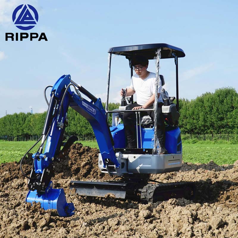 один. Отличные базовые характеристики: Двигатель Kubota: В нем используется дизельный двигатель Kubota D722, который обеспечивает мощность 10,2 кВт, сохраняя при этом низкий расход топлива, низкую вибрацию и низкий уровень шума, с учетом экологических показателей. Компактная конструкция: высокая производительность достигается за счет компактной конструкции, что обеспечивает гибкую работу в различных средах.   два. Эффективная гидравлическая система: Основной насос с большим расходом: максимальная скорость потока достигает 21,6 л/мин, что обеспечивает высокую эффективность и стабильность работы. Высокое давление срабатывания: максимальное давление срабатывания составляет 20 МПа, что обеспечивает высокую силу копания и рабочие характеристики. три. Гибкая работа: Пилотный режим: конструкция пилотного замка предотвращает случайный контакт и повышает безопасность эксплуатации. Он оснащен клапаном источника масла и аккумулятором для более быстрого срабатывания. Режим замены вспомогательного оборудования: вы можете легко заменить гидравлические быстроразъемные соединения, отбойные молотки, грейферы для дерева и другое вспомогательное оборудование, просто нажав кнопку, что удобно и быстро.   Четыре. Уникальный структурный дизайн: Выдвижные гусеницы: ширина гусеницы регулируется (890–1190 мм) для адаптации к различным рабочим условиям и улучшения устойчивости и проходимости. Стрела с боковым перемещением: стрелу можно перемещать вбок, чтобы увеличить рабочий диапазон и повысить гибкость. Телескопическая стрела: Конструкция стрелы обеспечивает устойчивость и долговечность во время транспортировки и эксплуатации. пять. Комфортная эксплуатация: Приборная панель: встроенная многофункциональная приборная панель, на которой могут отображаться такие параметры, как скорость, объем топлива, давление масла, напряжение и температура воды, что облегчает мониторинг состояния автомобиля в режиме реального времени. Оптимизированная кабина: кабина имеет разумную конструкцию и оснащена легкосъемным верхом для облегчения работы в условиях ограниченного пространства; сиденья удобны, а рабочее пространство просторно.   шесть. Эффективные возможности майнинга: Большая сила копания: максимальная сила копания достигает 10,4 кН, что позволяет удовлетворить различные потребности в копании. Большой диапазон раскопок: максимальный радиус раскопок составляет 3274 мм, максимальная глубина раскопок — 1807 мм, максимальная высота раскопок — 3046 мм. Подходит для различных условий работы. Семь. Надежность и долговечность: Высококачественные материалы: конструкция изготовлена из высококачественных материалов, прочная и долговечная, что обеспечивает стабильность и надежность при длительном использовании. Простота обслуживания: откидная крышка облегчает осмотр и обслуживание, сокращая затраты на техническое обслуживание.   Благодаря своим превосходным характеристикам, гибким возможностям в использовании, уникальному дизайну, комфортному управлению, эффективным возможностям земляных работ и надежному качеству мини-экскаватор R15 стал выдающимся продуктом в экспортной торговле и может удовлетворить потребности различных пользователей.