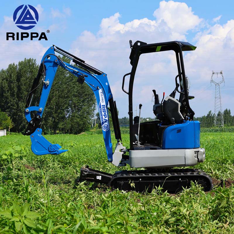 один. Высокоэффективный двигатель: Оснащенный двигателем Kubota D902, он обеспечивает мощность 11,8 кВт (16,1 л.с.) для обеспечения эффективной работы. Низкий расход топлива, низкая вибрация, низкий уровень шума, при этом уделяется внимание защите окружающей среды.  два. Отличная производительность майнинга: Максимальная сила копания достигает 12,8 кН, что позволяет удовлетворить различные потребности в копании. Максимальный радиус раскопок составляет 3975 мм, максимальная глубина раскопок — 2420 мм, а максимальная высота раскопок — 3396 мм, что обеспечивает широкий рабочий диапазон.  три. Гибкая работа: Оснащенная подвижной в сторону стрелой угол поворота влево и вправо достигает 60° и 64° соответственно, что повышает эксплуатационную гибкость. Телескопические гусеницы адаптируются к различным условиям работы, а диапазон выдвижения гусеницы составляет 989–1309 мм. Высокоскоростные и низкоскоростные двигатели могут регулировать скорость в зависимости от условий работы, чтобы повысить эффективность работы.  Четыре. Комфортная эксплуатация: Недавно модернизированные регулируемые сиденья повышают комфорт вождения. На приборной панели имеется многофункциональный дисплей, на котором в режиме реального времени отображаются часы работы, объем масла, объем гидравлического масла и другие параметры, что позволяет легко отслеживать состояние автомобиля.   пять. Удобное обслуживание и уход: Все детали для обслуживания расположены сзади, а заднее ограждение можно открыть для быстрой замены и ремонта. Заправочное отверстие для топлива расположено снаружи, что облегчает заправку. шесть. Показатели безопасности: Оснащен рукояткой управления с пилотным замком для предотвращения неправильной эксплуатации и обеспечения безопасности. Телескопический бульдозерный отвал входит в стандартную конфигурацию, позволяющую адаптироваться к различным рабочим условиям. Защитные ограждения гусениц защищают гидроцилиндры от повреждений и увеличивают срок службы.   Семь. Энергосбережение и защита окружающей среды: Энергосберегающая конструкция, теоретический расход топлива составляет всего 1,5-1,8 л/ч, что снижает эксплуатационные расходы. Компактная конструкция двигателя обеспечивает производительность при одновременном снижении воздействия на окружающую среду. восемь. Гуманизированный дизайн: Оснащен новым светодиодным освещением высокой яркости, что делает работу в ночное время безопаснее. Водонепроницаемый дизайн кнопок, продуманные детали. Классический бесхвостый дизайн, больше подходящий для работы на краях и стенах.  Эти основные преимущества подчеркивают преимущества мини-экскаватора R18 с точки зрения производительности, эксплуатации, комфорта, безопасности, энергосбережения и гуманного дизайна, что поможет привлечь внимание потенциальных клиентов в экспортной торговле.