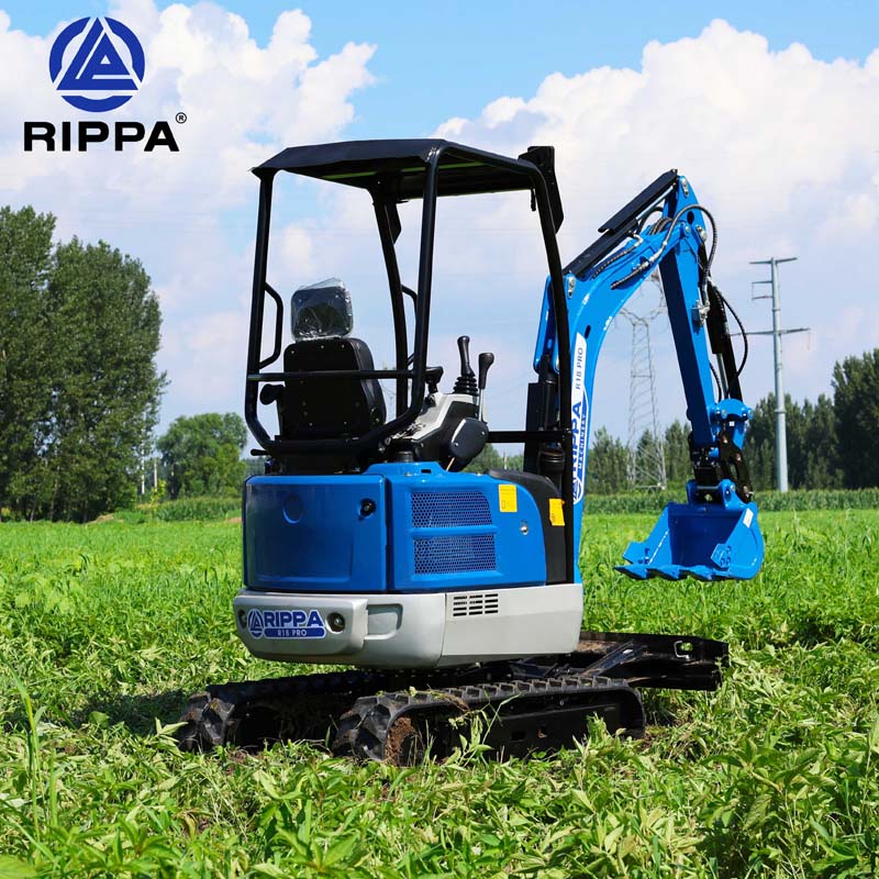 один. Высокоэффективный двигатель: Оснащенный двигателем Kubota D902, он обеспечивает мощность 11,8 кВт (16,1 л.с.) для обеспечения эффективной работы. Низкий расход топлива, низкая вибрация, низкий уровень шума, при этом уделяется внимание защите окружающей среды.  два. Отличная производительность майнинга: Максимальная сила копания достигает 12,8 кН, что позволяет удовлетворить различные потребности в копании. Максимальный радиус раскопок составляет 3975 мм, максимальная глубина раскопок — 2420 мм, а максимальная высота раскопок — 3396 мм, что обеспечивает широкий рабочий диапазон.  три. Гибкая работа: Оснащенная подвижной в сторону стрелой угол поворота влево и вправо достигает 60° и 64° соответственно, что повышает эксплуатационную гибкость. Телескопические гусеницы адаптируются к различным условиям работы, а диапазон выдвижения гусеницы составляет 989–1309 мм. Высокоскоростные и низкоскоростные двигатели могут регулировать скорость в зависимости от условий работы, чтобы повысить эффективность работы.  Четыре. Комфортная эксплуатация: Недавно модернизированные регулируемые сиденья повышают комфорт вождения. На приборной панели имеется многофункциональный дисплей, на котором в режиме реального времени отображаются часы работы, объем масла, объем гидравлического масла и другие параметры, что позволяет легко отслеживать состояние автомобиля.   пять. Удобное обслуживание и уход: Все детали для обслуживания расположены сзади, а заднее ограждение можно открыть для быстрой замены и ремонта. Заправочное отверстие для топлива расположено снаружи, что облегчает заправку. шесть. Показатели безопасности: Оснащен рукояткой управления с пилотным замком для предотвращения неправильной эксплуатации и обеспечения безопасности. Телескопический бульдозерный отвал входит в стандартную конфигурацию, позволяющую адаптироваться к различным рабочим условиям. Защитные ограждения гусениц защищают гидроцилиндры от повреждений и увеличивают срок службы.   Семь. Энергосбережение и защита окружающей среды: Энергосберегающая конструкция, теоретический расход топлива составляет всего 1,5-1,8 л/ч, что снижает эксплуатационные расходы. Компактная конструкция двигателя обеспечивает производительность при одновременном снижении воздействия на окружающую среду. восемь. Гуманизированный дизайн: Оснащен новым светодиодным освещением высокой яркости, что делает работу в ночное время безопаснее. Водонепроницаемый дизайн кнопок, продуманные детали. Классический бесхвостый дизайн, больше подходящий для работы на краях и стенах.  Эти основные преимущества подчеркивают преимущества мини-экскаватора R18 с точки зрения производительности, эксплуатации, комфорта, безопасности, энергосбережения и гуманного дизайна, что поможет привлечь внимание потенциальных клиентов в экспортной торговле.